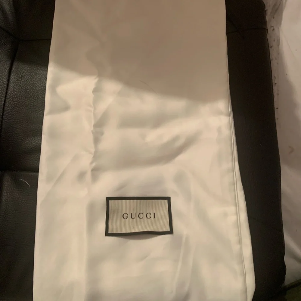 Preloved‎ Gucci dustbag. About 14x8.5 inches